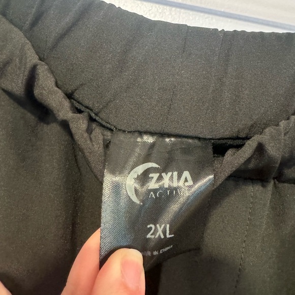 Zyia Black basketball style shorts - Picture 3 of 4